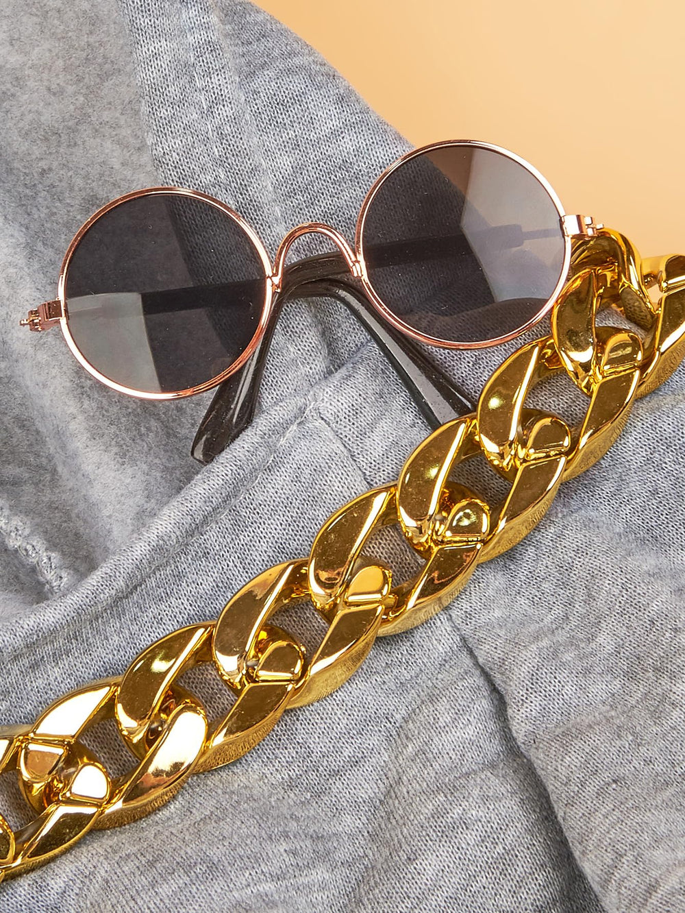 QWINEE sunglasses fashion-look demonstrates complete costume styling for photos.