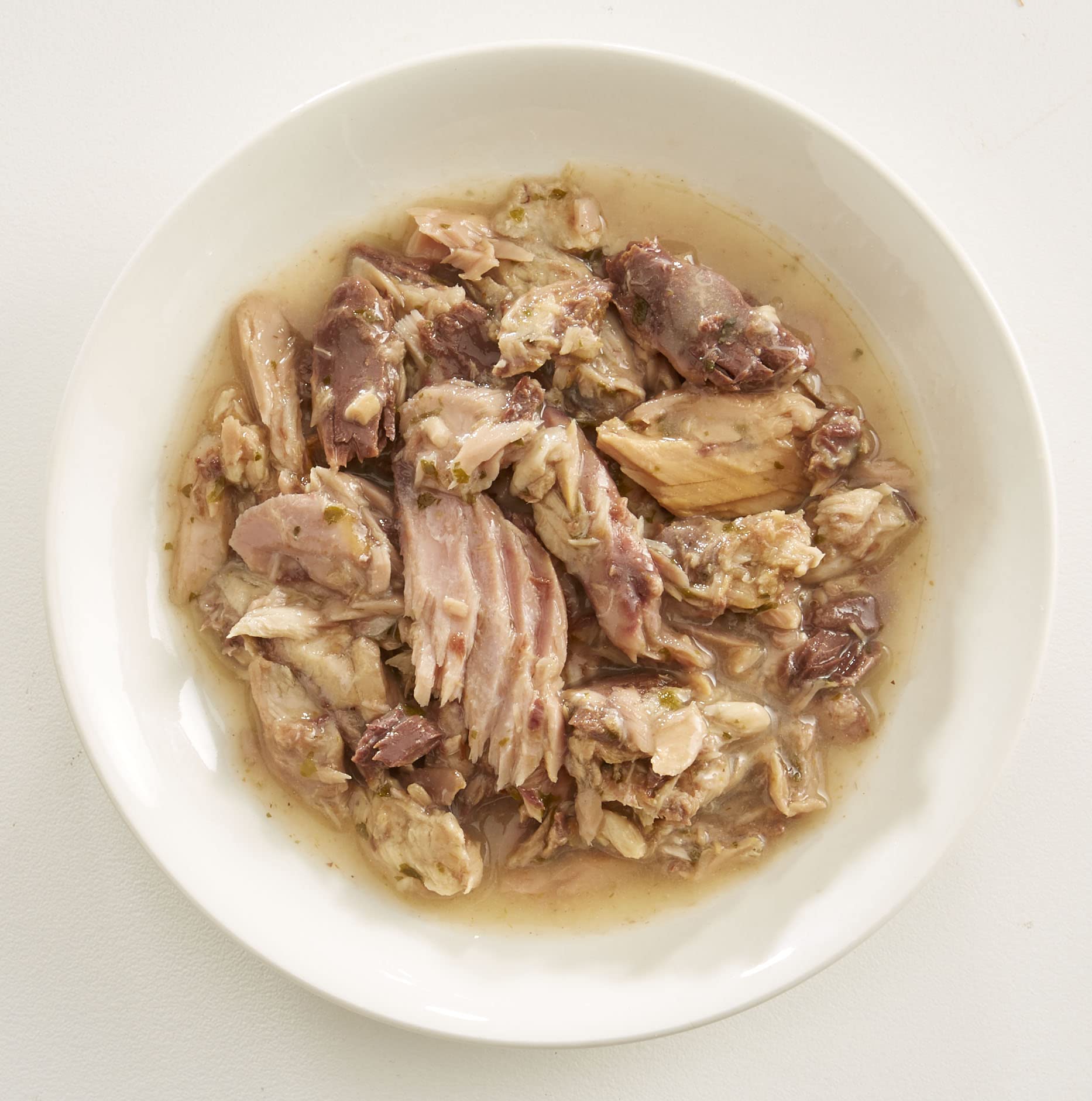 Rawz Aujou Aku tuna-mackerel flakes closeup showing appealing texture.