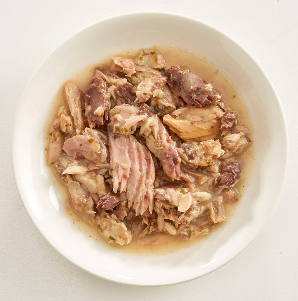 Rawz Aujou Aku tuna-mackerel flakes closeup showing appealing texture.