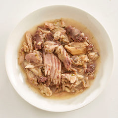 Rawz Aujou Aku tuna-mackerel flakes closeup showing appealing texture.