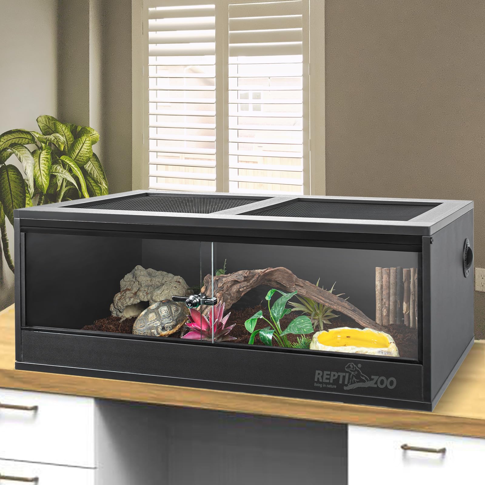 REPTI ZOO insulated PVC panels keep internal climate steady for reptiles.