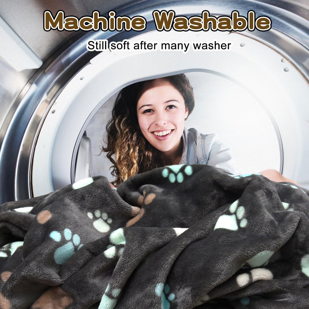 Rezutan Upgraded Dog Blanket easy-care cleaning keeps fur off surfaces.