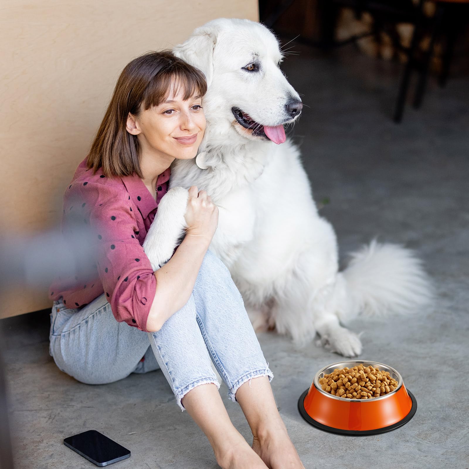 Roshtia polished rim helps prevent scratches while pets eat.