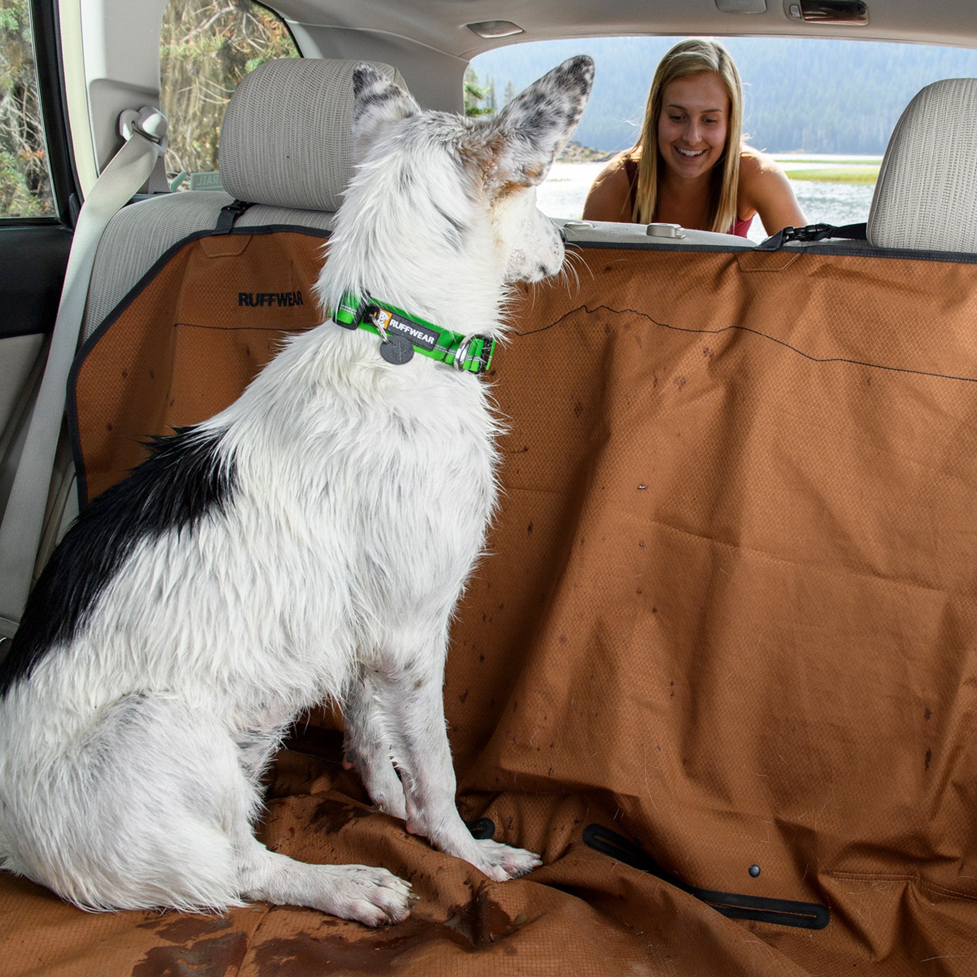 Ruffwear Dirtbag basalt gray color blends with car interior
