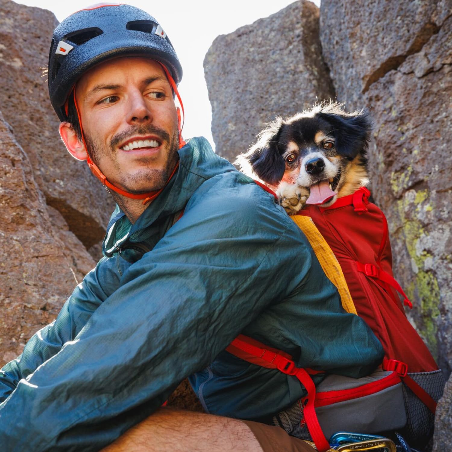Ruffwear Hitch Hiker external-grab-handle promotes easy lifting and shoulder transitions.