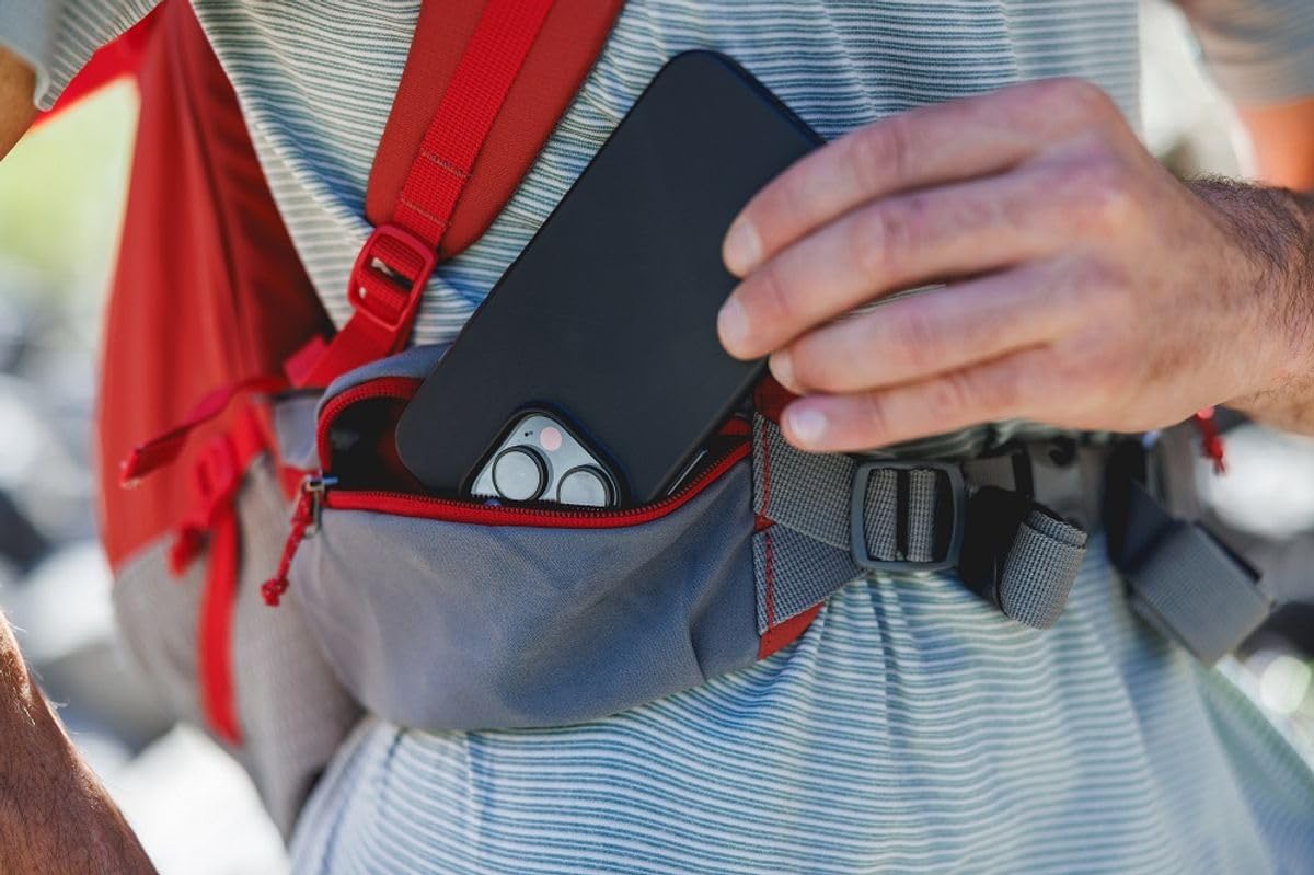 Ruffwear Hitch Hiker ventilation-panel demonstrates airflow at base for temperature management.