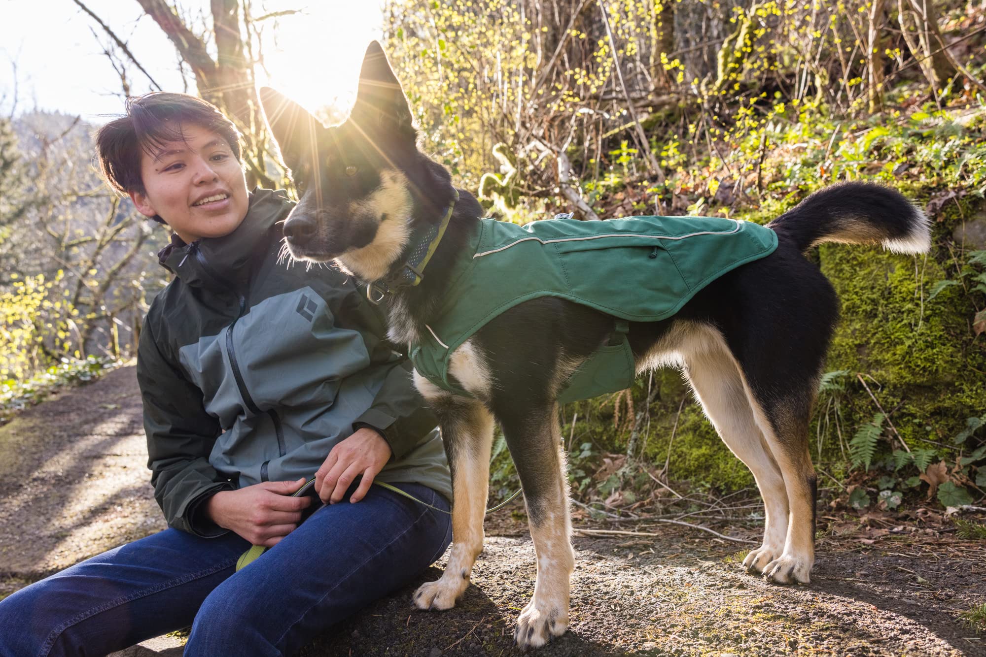 Ruffwear Overcoat Fuse image illustrating Beacon-ready design and setup