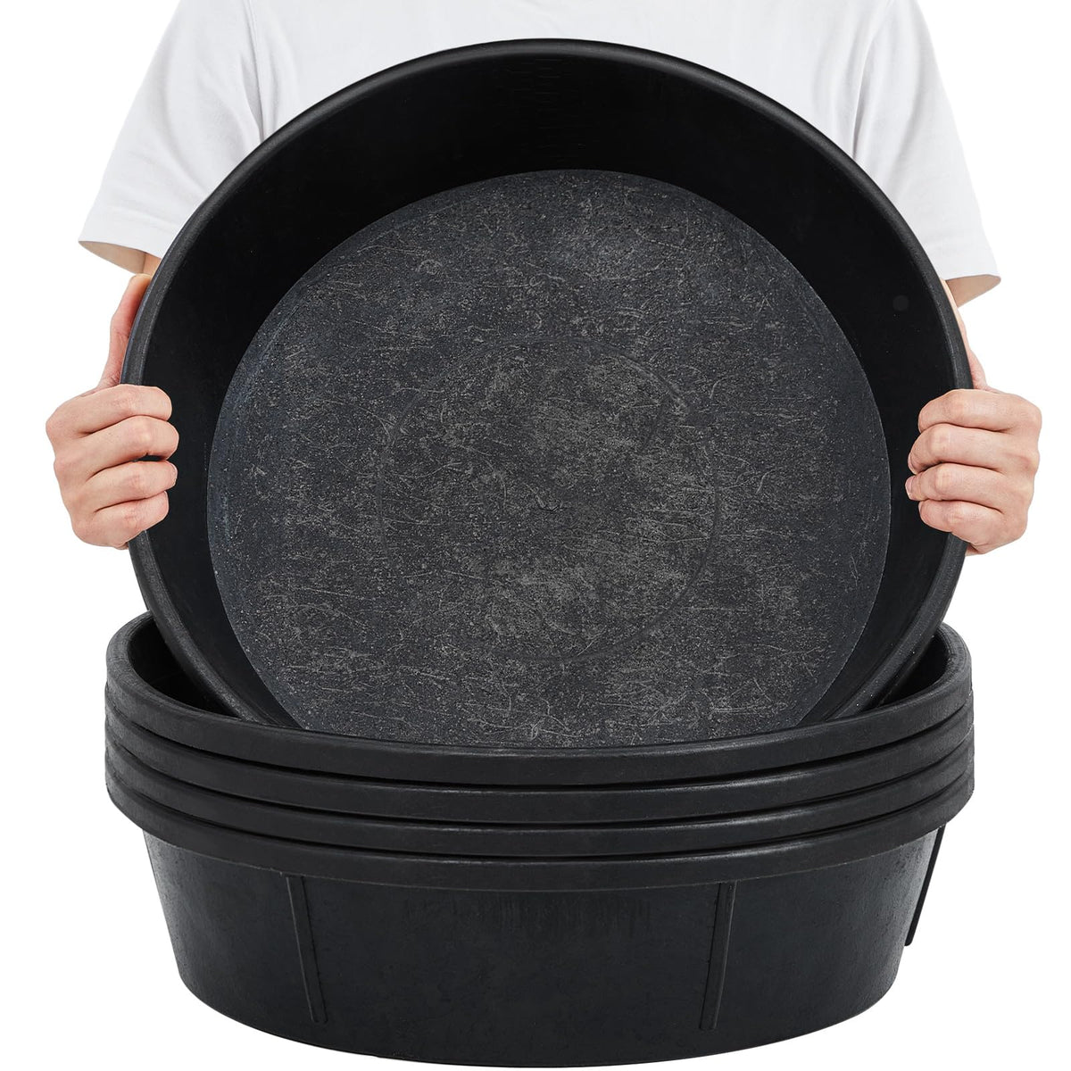 Sadnyy rubber feeder pan heavy-duty construction reduces tipping during feeding.