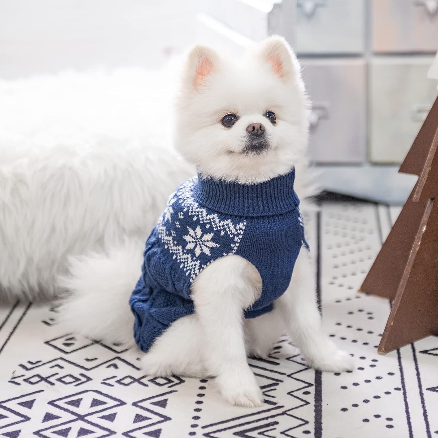 SCIROKKO Leash-hole design blue sweater enables easy harness attachment.