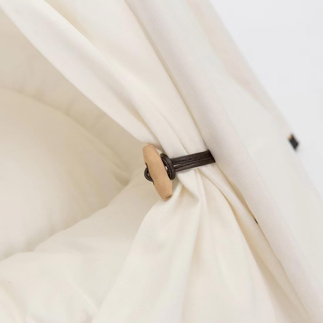 SCNBom Non-slip cushion keeps the mat in place during nap time.