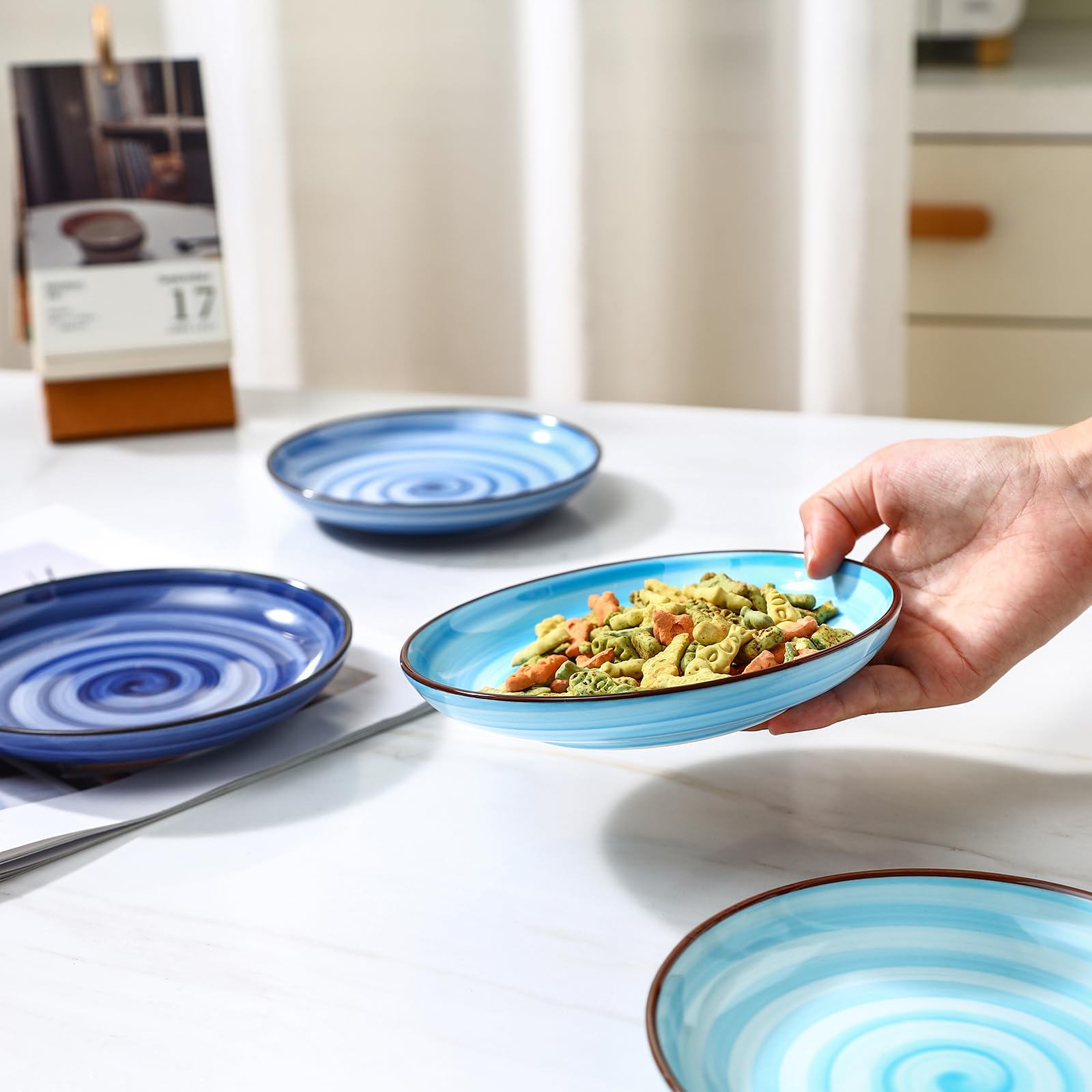 Selamica gradient blue 4-piece set brightens mealtime for cats and small pets.