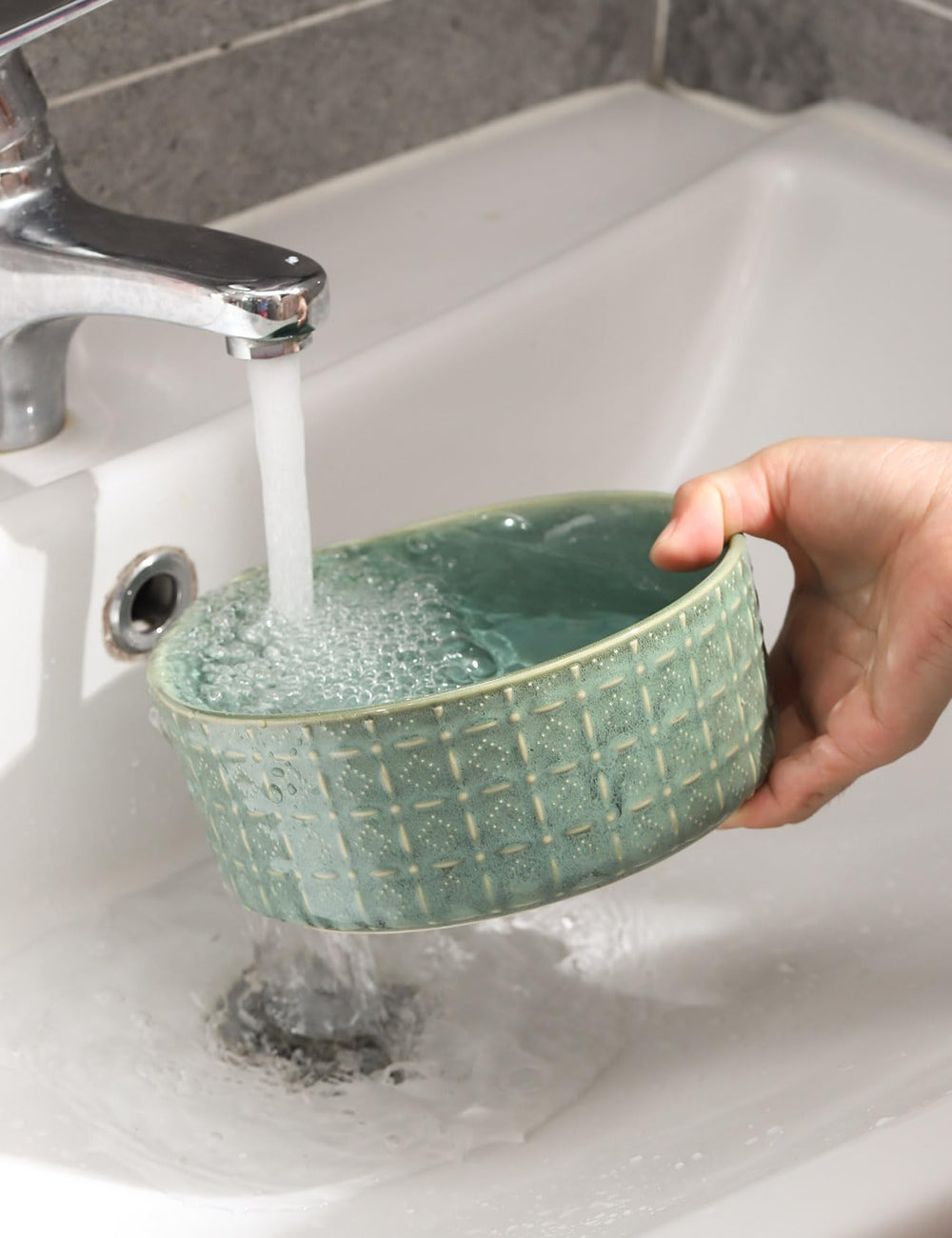 Seyatoo ceramic dog bowl filled with water demonstrates 30 oz capacity
