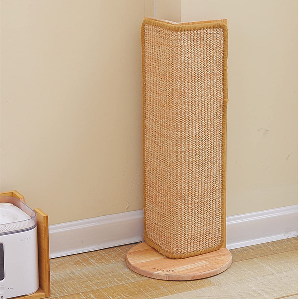 SHENGOCASE natural wood base with woven sisal pad highlights durable, eco-friendly scratching solution.
