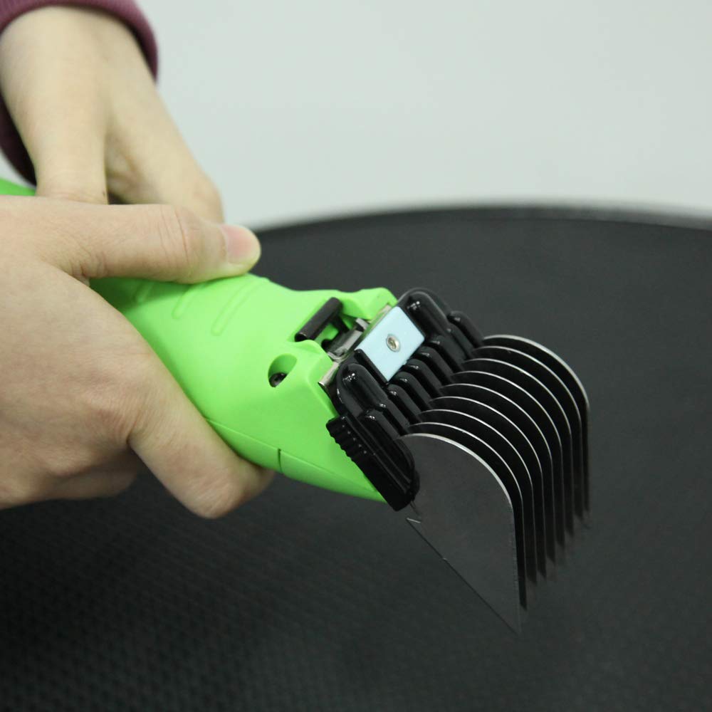Shernbao dog grooming with these combs covers coats of all sizes.