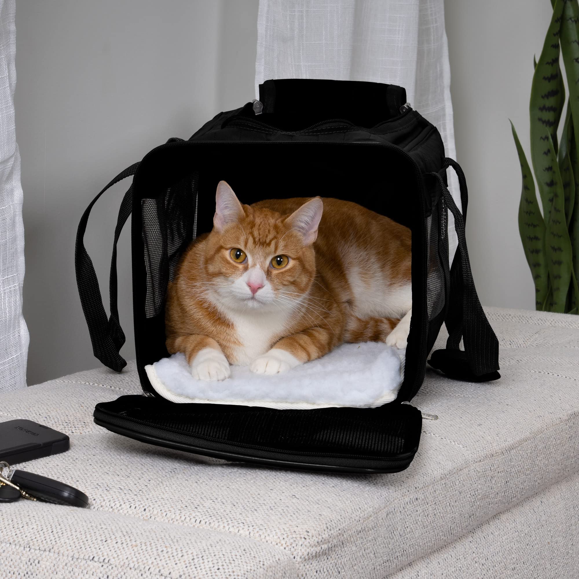 Sherpa Original Deluxe Medium ventilation mesh ensures airflow for pet comfort