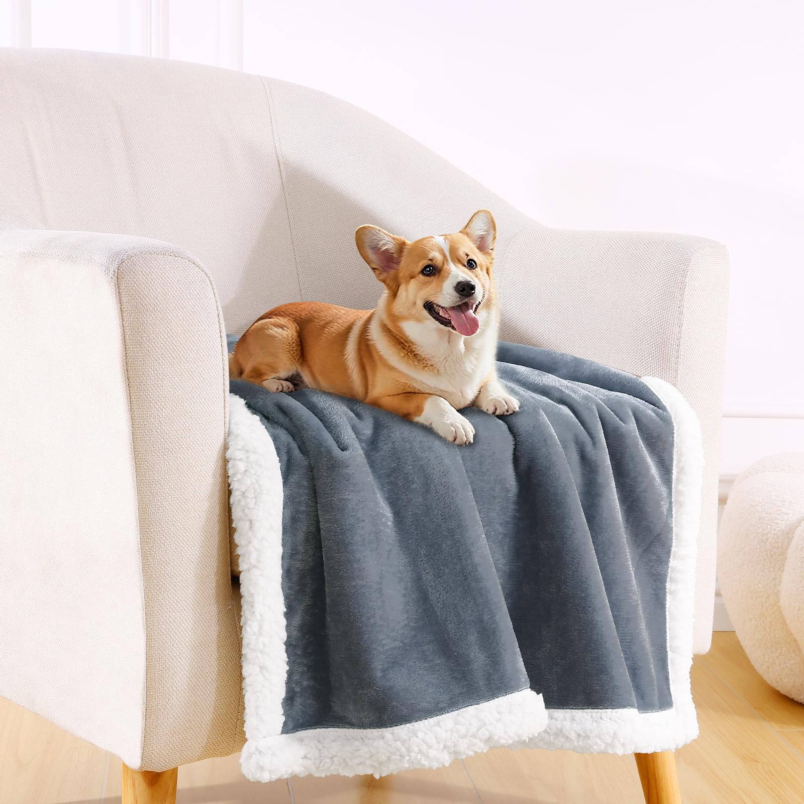 Smiry waterproof blanket protecting furniture against spills and pet hair.