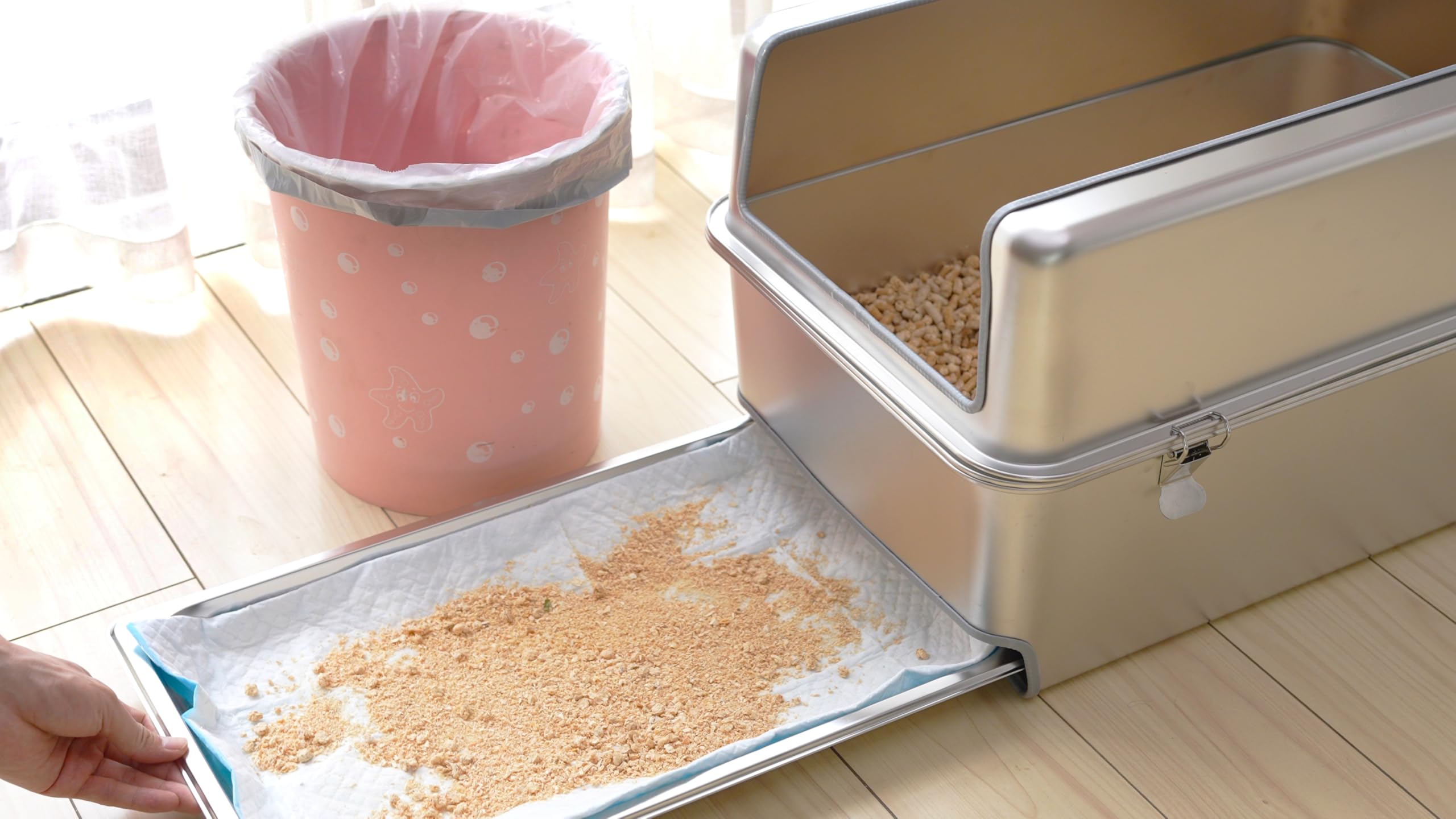 Sorstrem stainless steel litter box surface resists stains and cleans easily.
