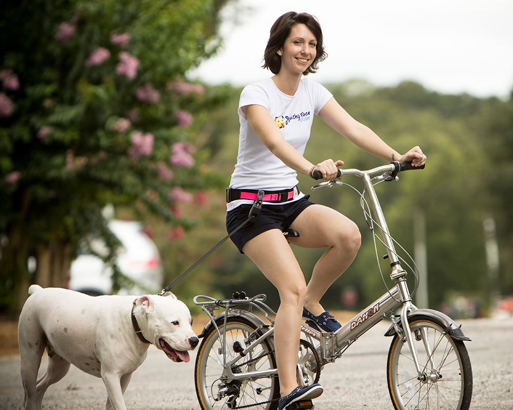 Squishy Face Studio 2-inch belt neon pink design reduces digging in and increases comfort during runs.