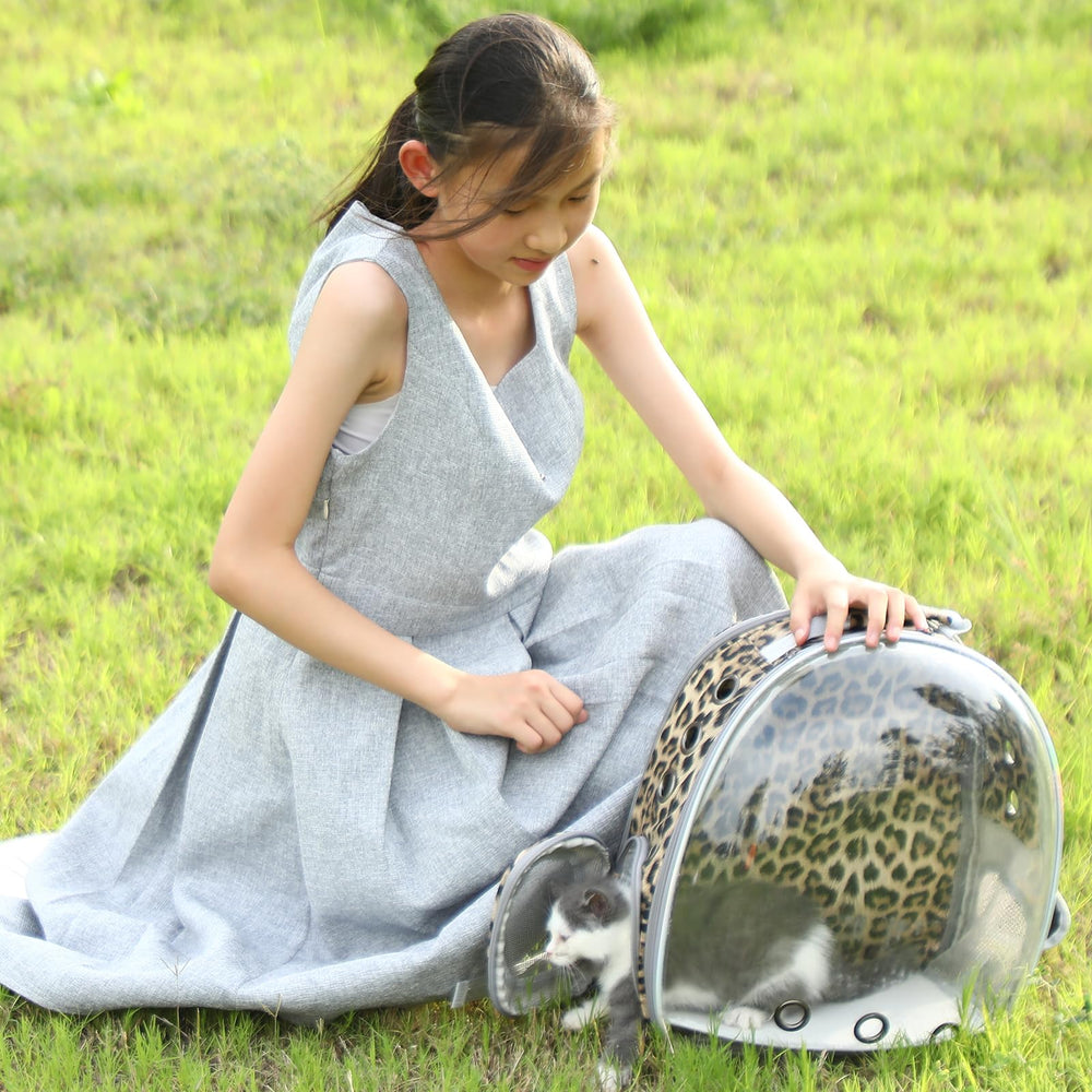 TOYSINTHEBOX cat backpack panoramic window helps pets observe surroundings calmly.