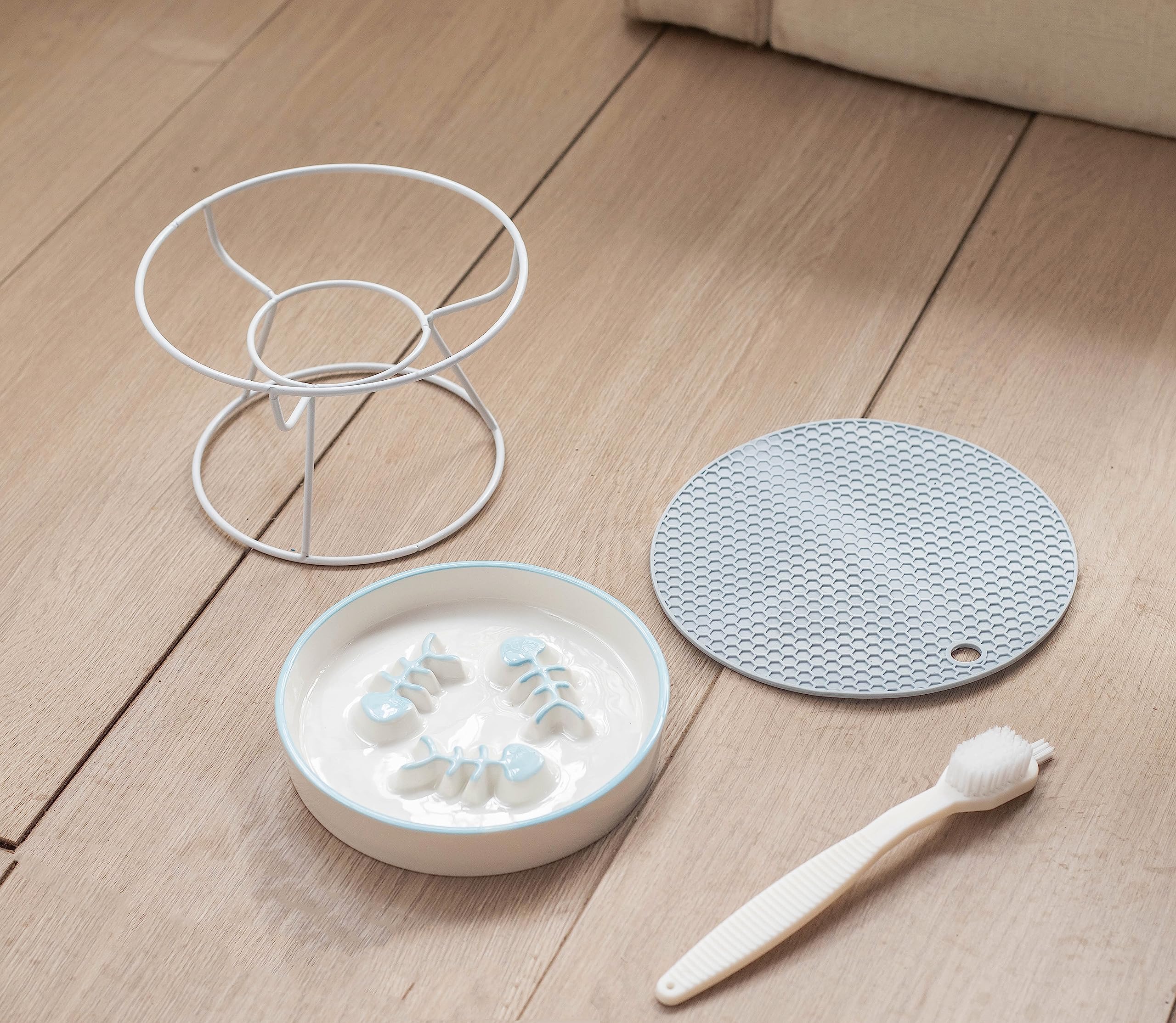 TRUNDISAN fish-bone bowl design adds visual interest to feeding routines.