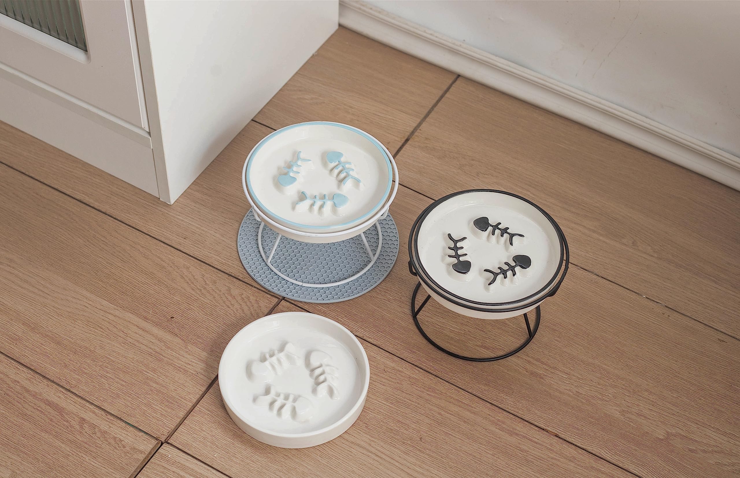 TRUNDISAN multi-cat feeding setup suits homes with several pets.