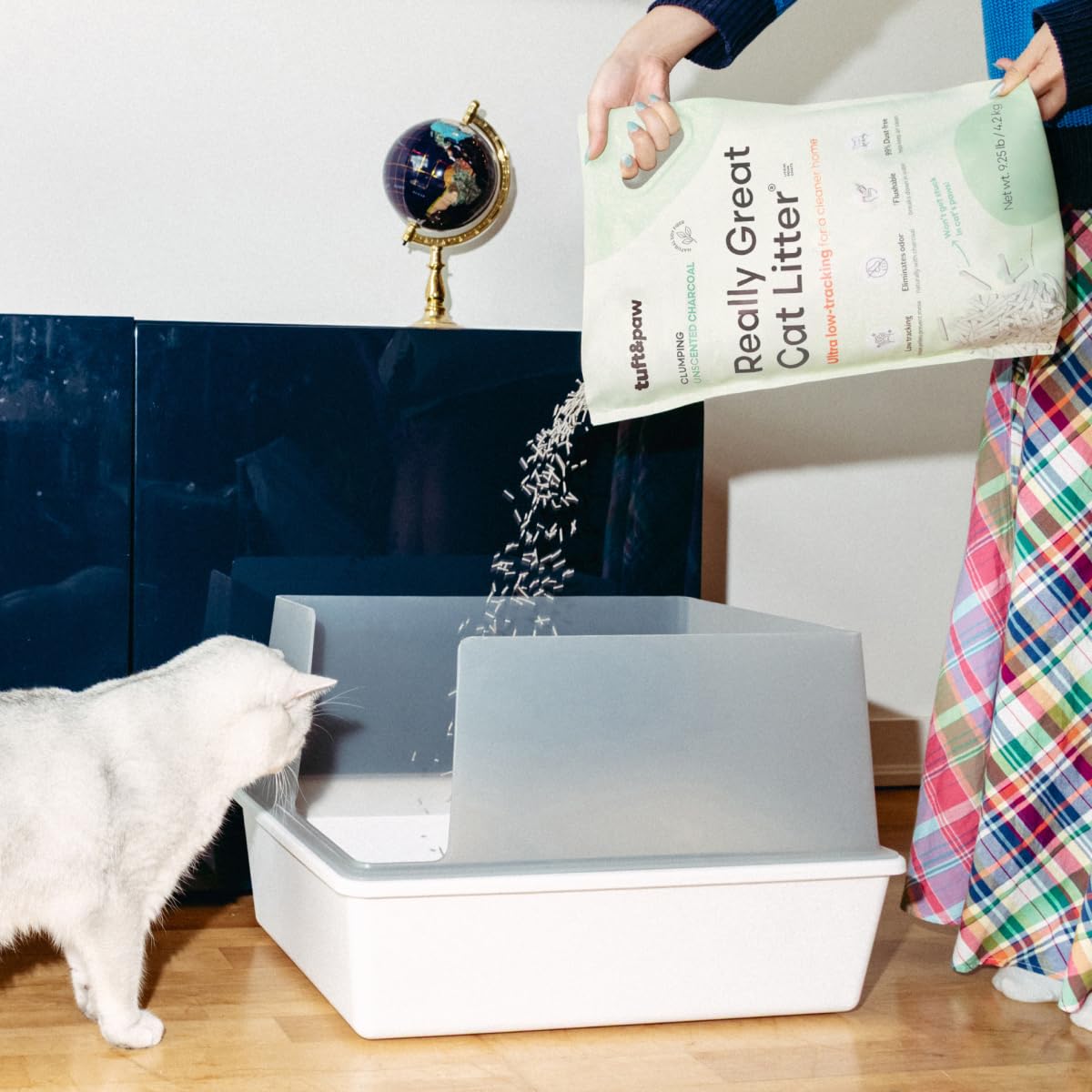Tuft & Paw clean-home dust-free litter aids tidy homes with less tracked litter.