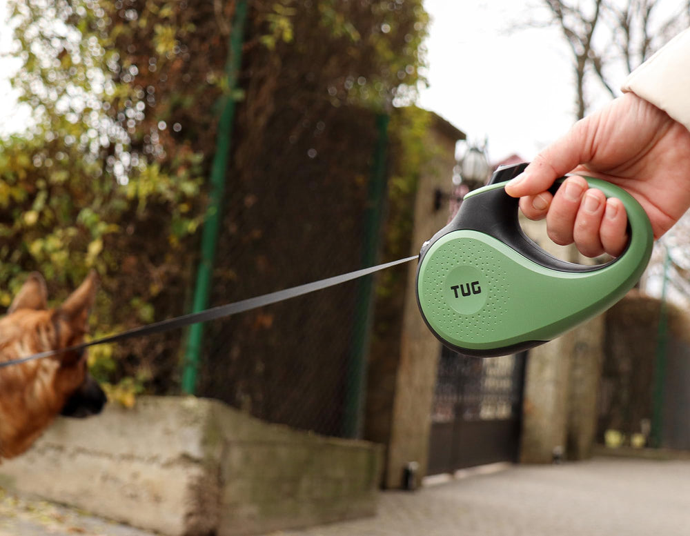 TUG 360° leash one-handed brake and lock in action