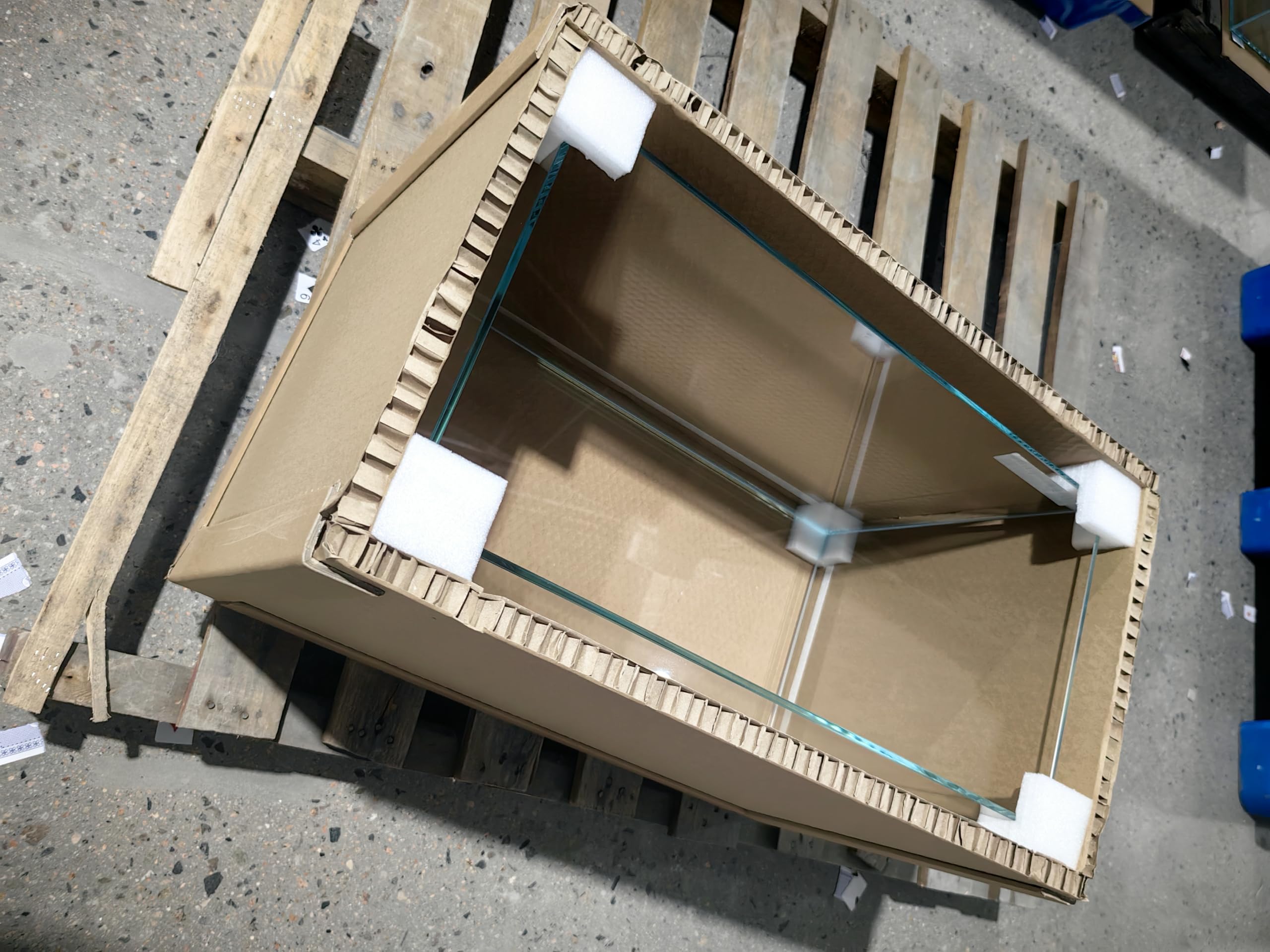Ultra Clear Rimless Low Iron Aquarium Tank includes black leveling mat for stable setup.