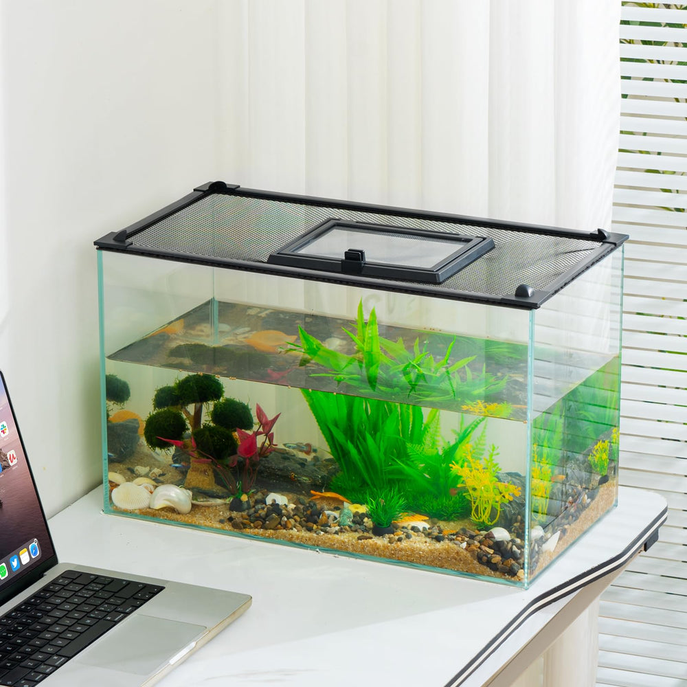 Uross anti-jump net in use emphasizes visible protection during feeding and observation.