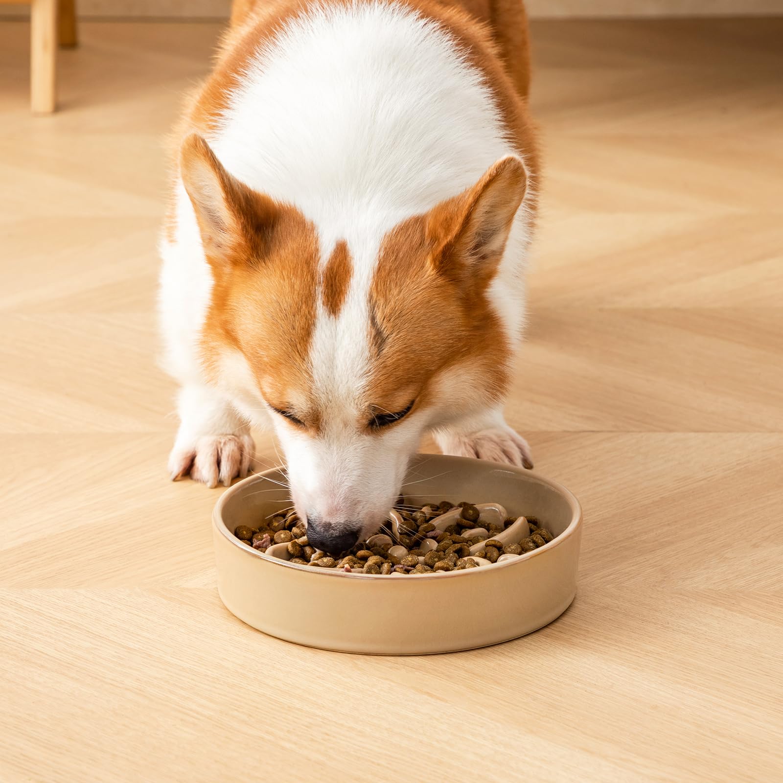 Vancasso anti-slip base with pads reduces spills during energetic meals.