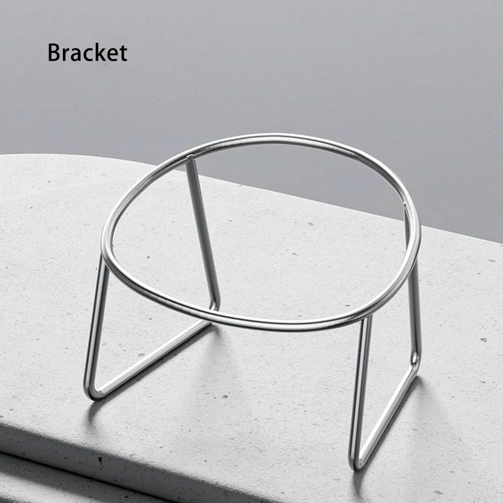 Vinqki elevated bowls 15-degree design supports whisker-friendly meals.