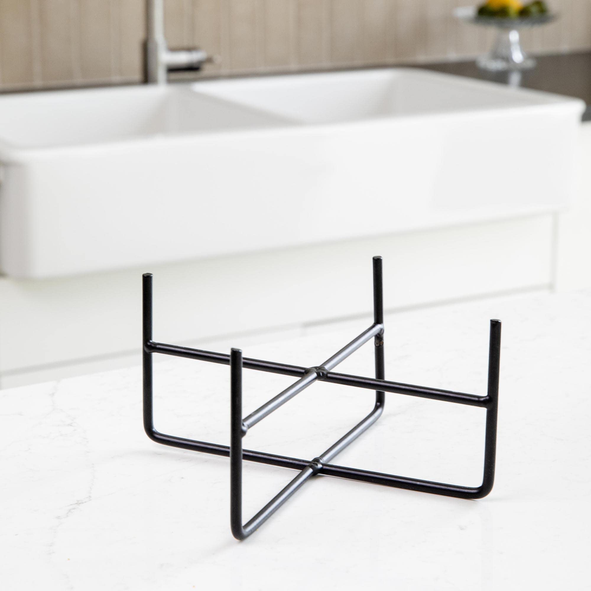 Waggo matte-white feeding setup emphasizing stable, space-saving design.