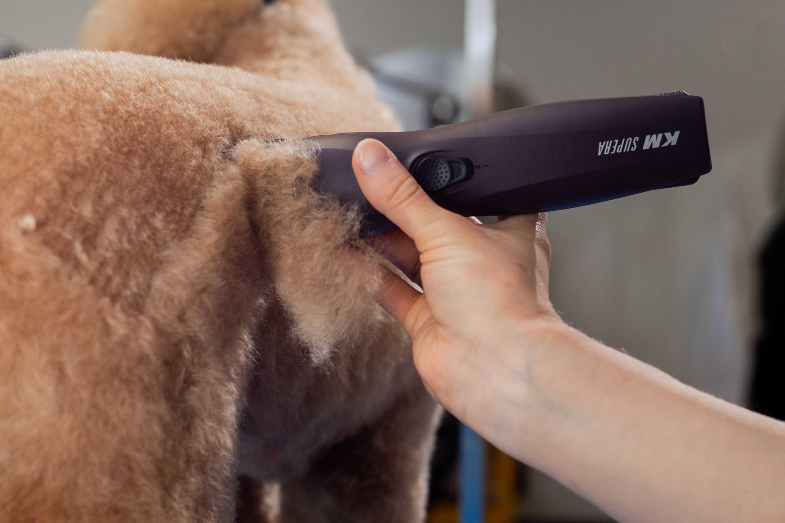 Wahl Pro Animal KM Supera battery charging setup keeps you ready for grooming.