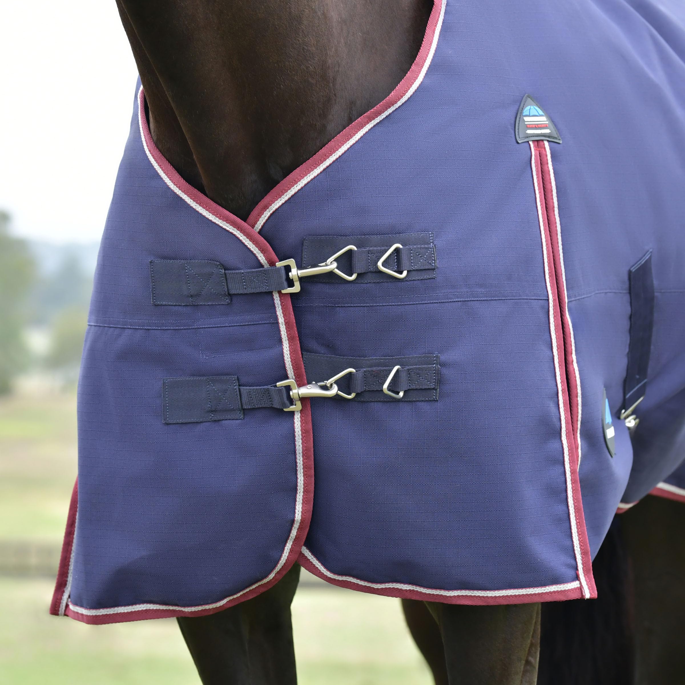 WeatherBeeta ComFiTec Essential Turnout fleece wither pad reduces rubbing.