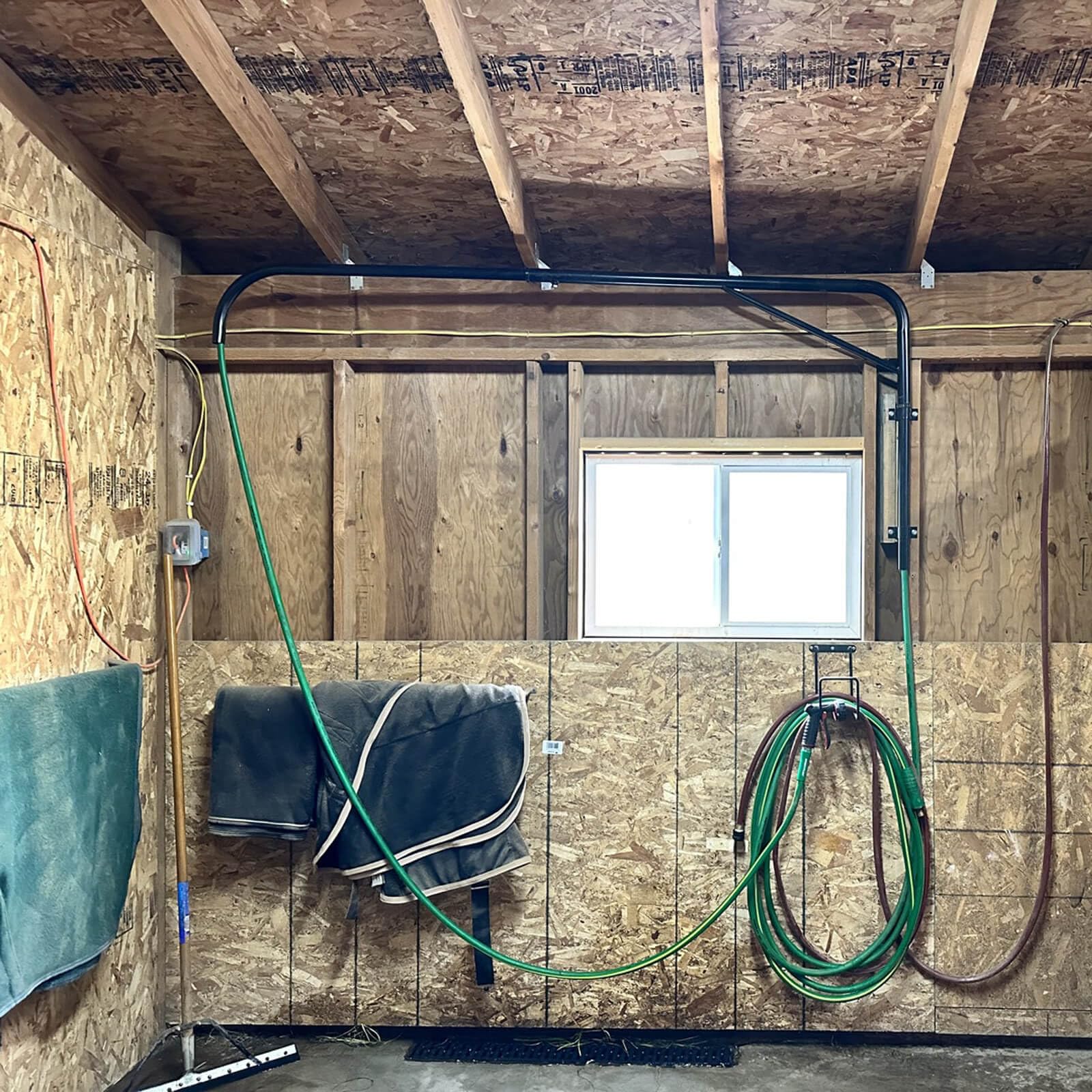 WGOHOSE powder-coated steel construction withstands daily barn use and weather.