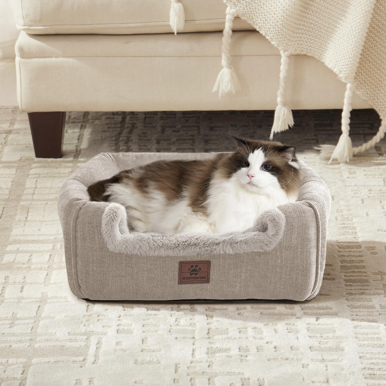 WINDRACING cat bed bottom anti-slip points keep the bed securely in place.