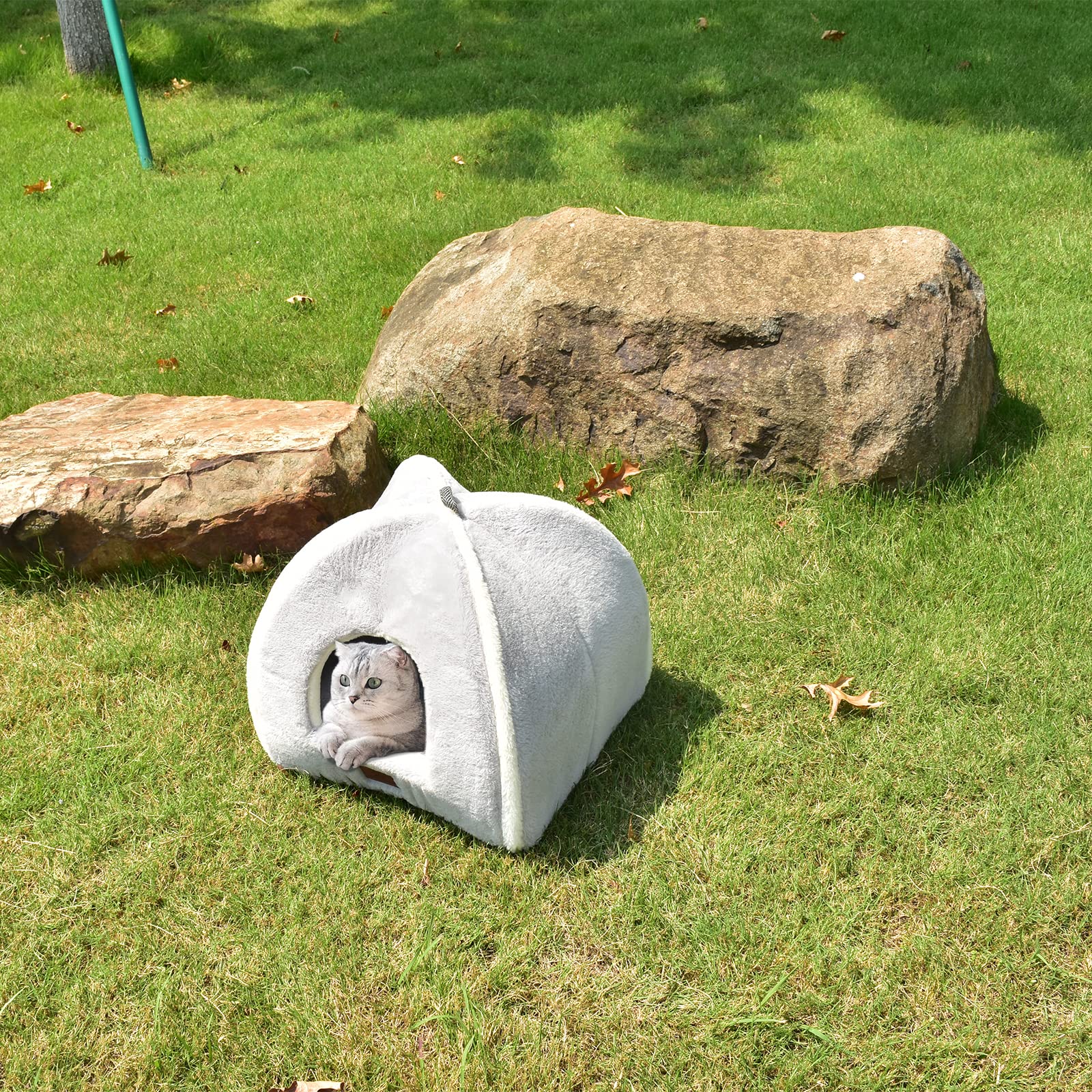 WINDRACING cat bed machine-washable pads simplify cleaning and maintenance