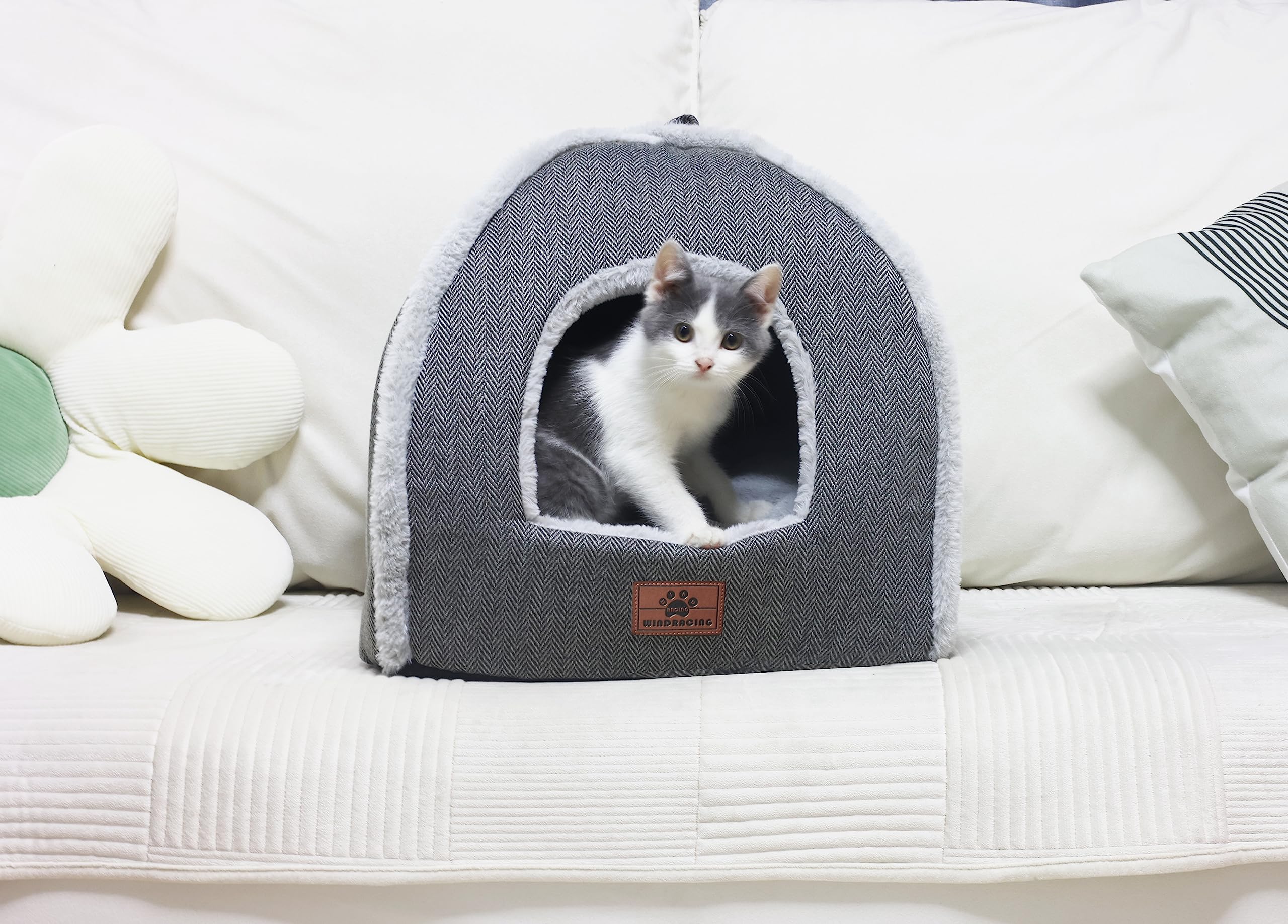 WINDRACING cat bed machine-washable pads simplify cleaning after playful sessions