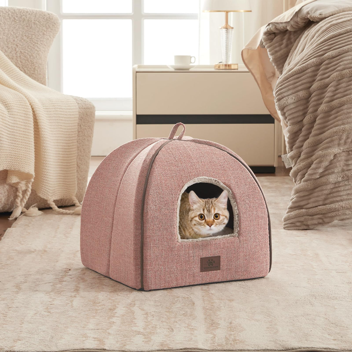 WINDRACING cat bed outer view shows a roomy cave ideal for curling up