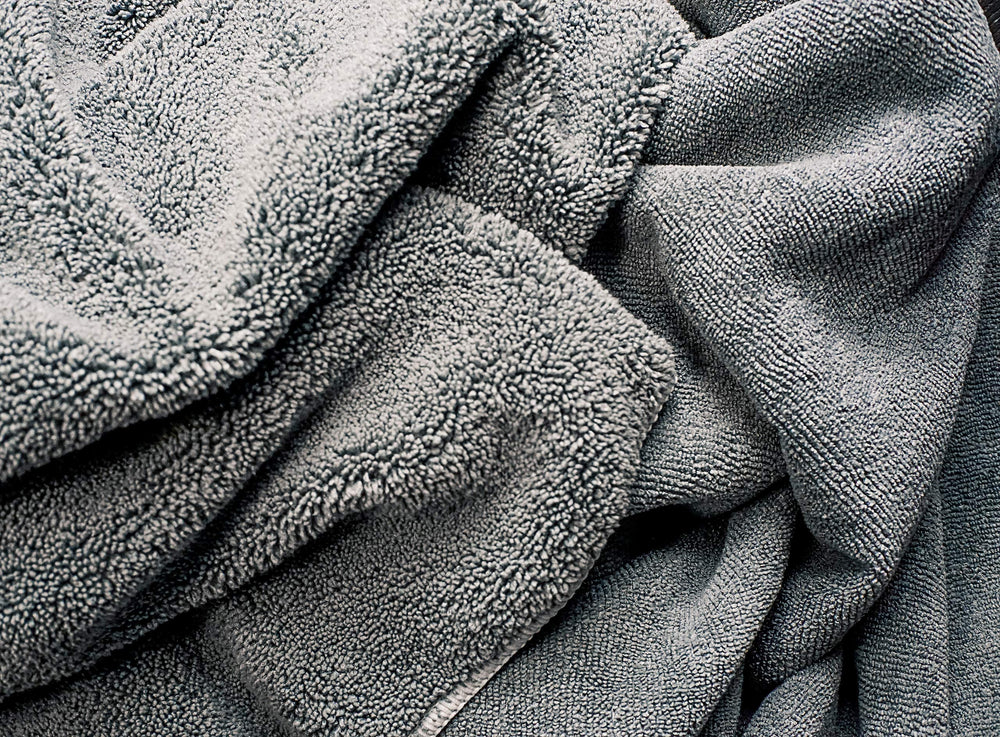 Wooflinen microfiber pet bath towel material-blend close-up highlights durability.