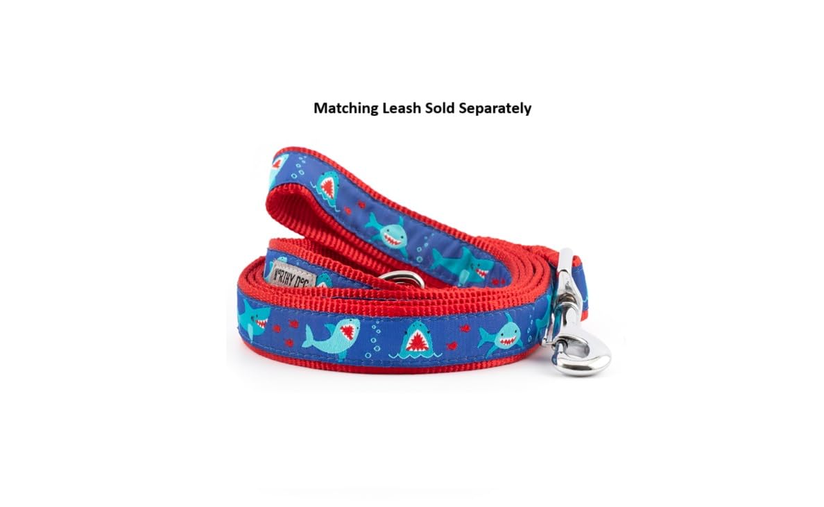 The Worthy Dog adjustable collar demonstrates easy sizing for a comfortable fit.