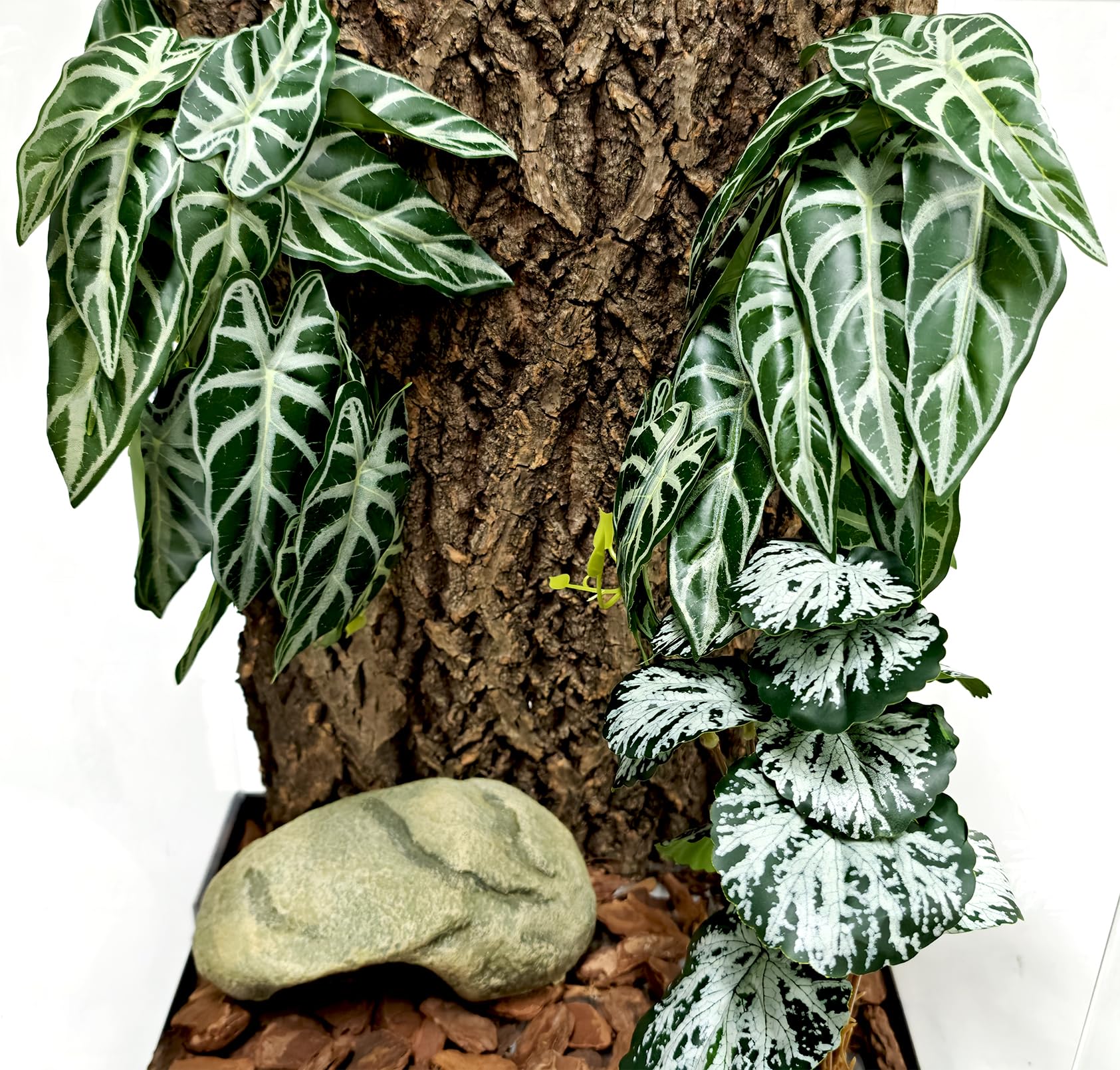 Woyrise reptile plants terrarium decoration closeup shows lifelike plastic leaves that are easy to clean.