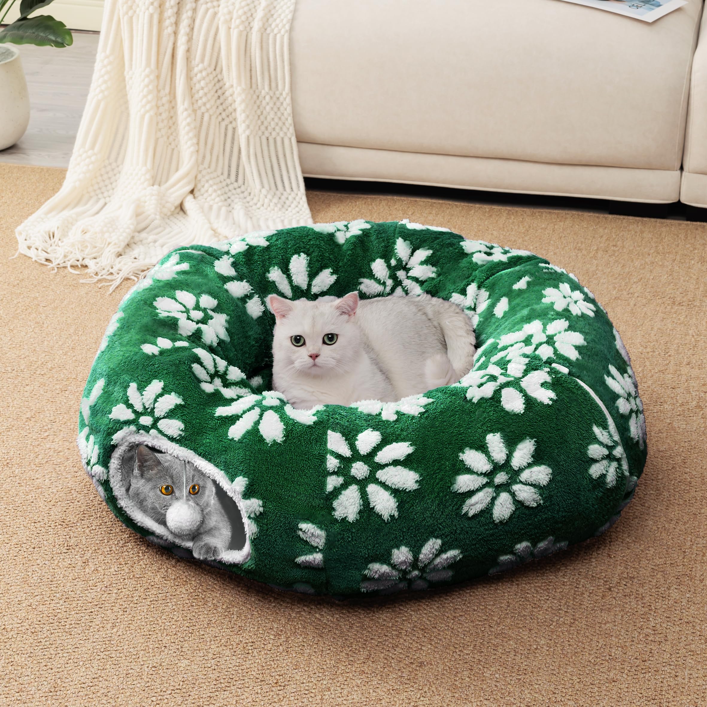 Yaning cat-tunnel non-slip-bottom keeps the setup stable during play.