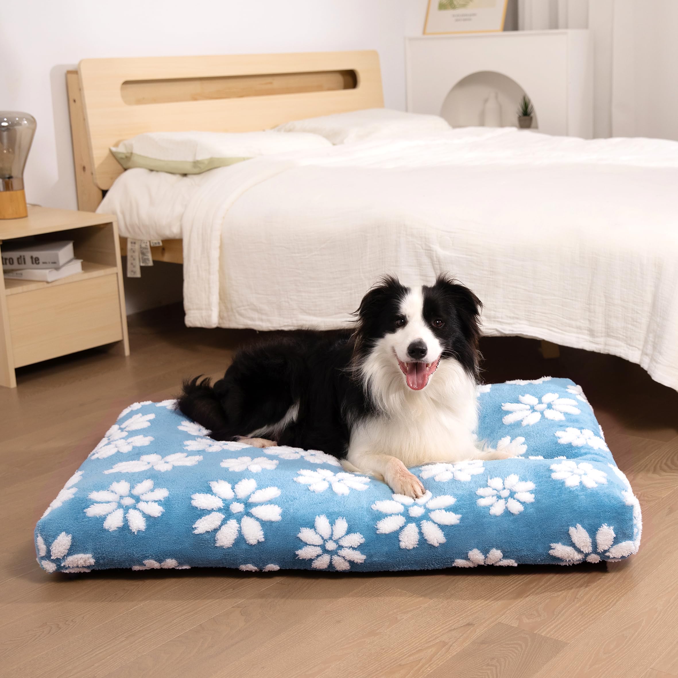 Yaning dog bed blue flower anti-slip bottom keeps crate stable during naps.