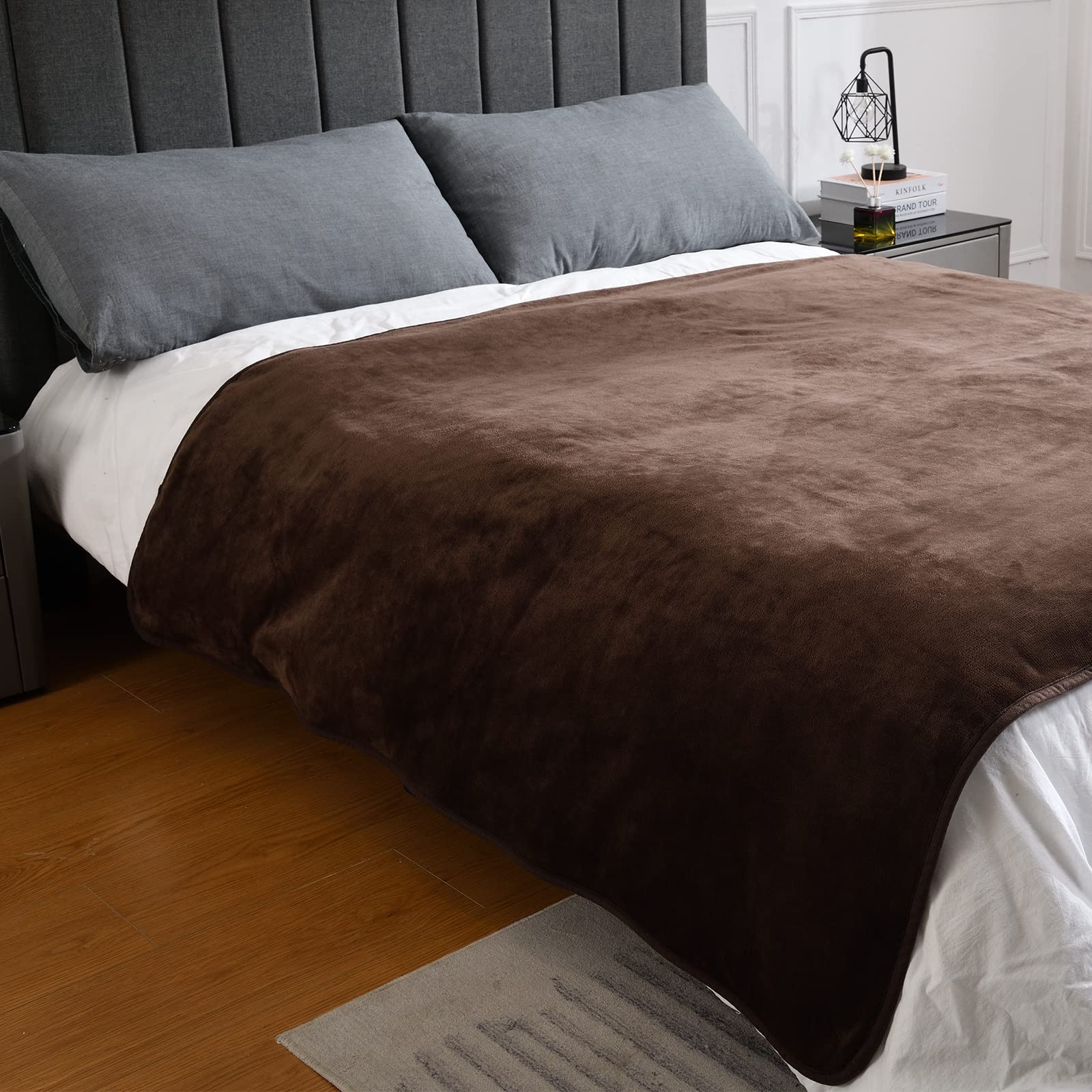 Yaning flannel-side provides soft comfort for people and pets.