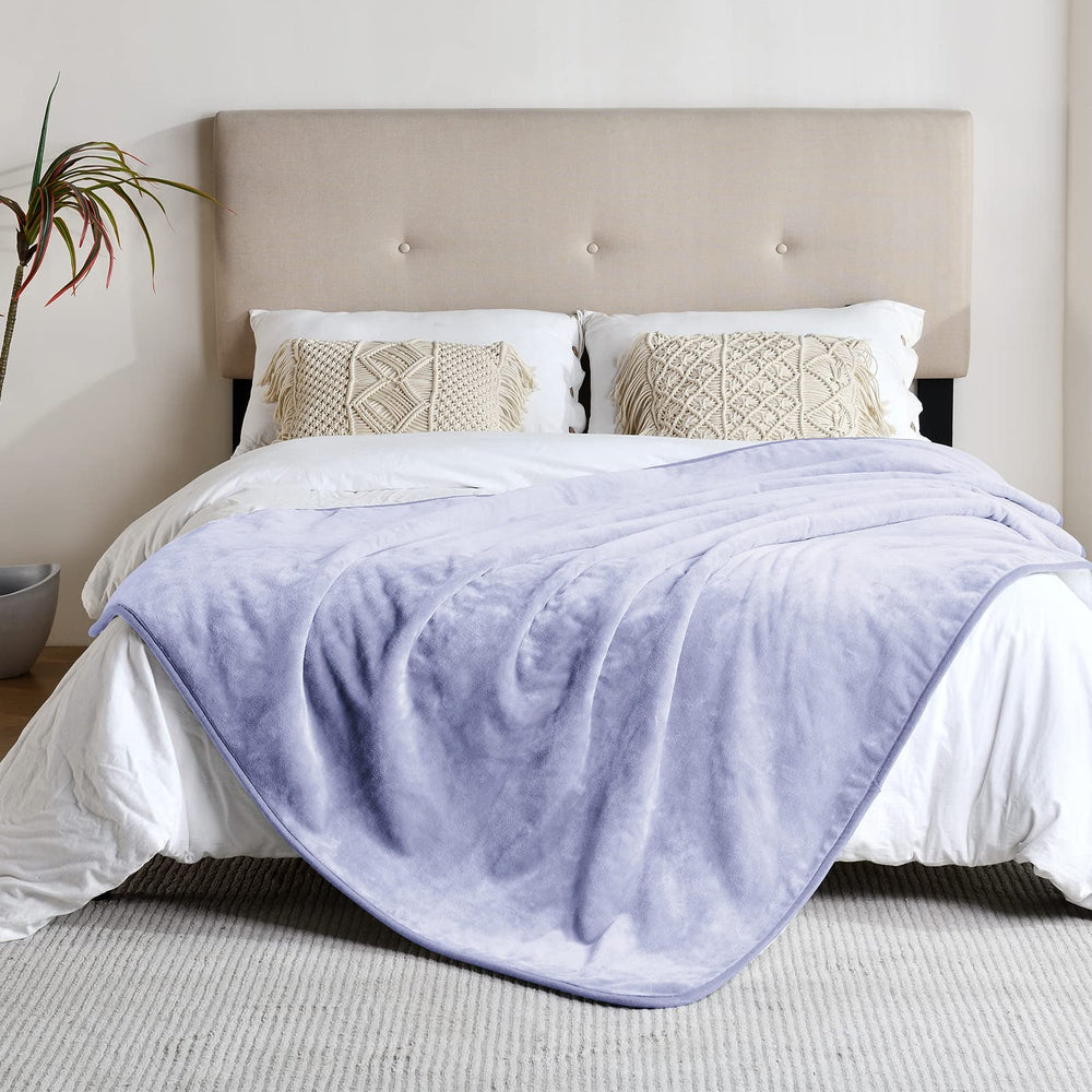 Yaning reversible blanket showing warm Sherpa and soft flannel sides for pets.