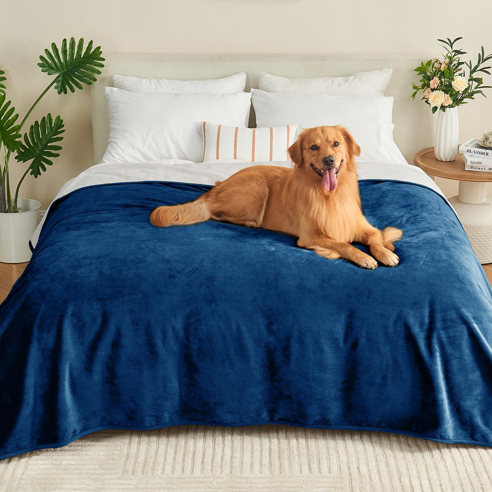 Yaning material closeup highlights plush flannel and fleece backing.