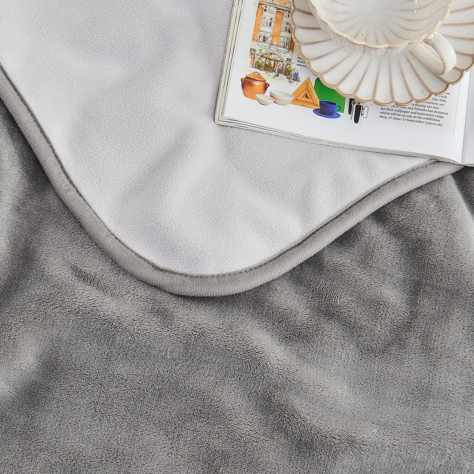 Yaning Waterproof Blanket reversible-design lets you switch colors easily.