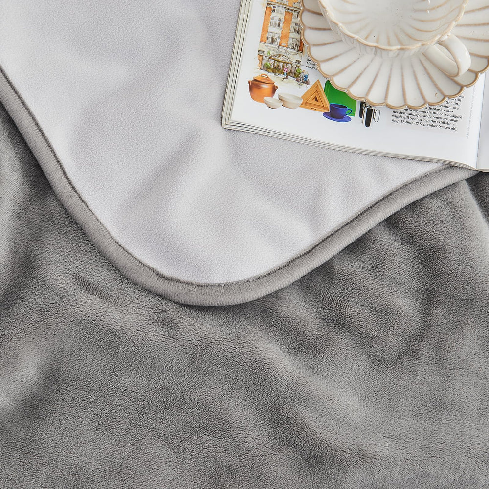 Yaning Waterproof Blanket reversible-design lets you switch colors easily.