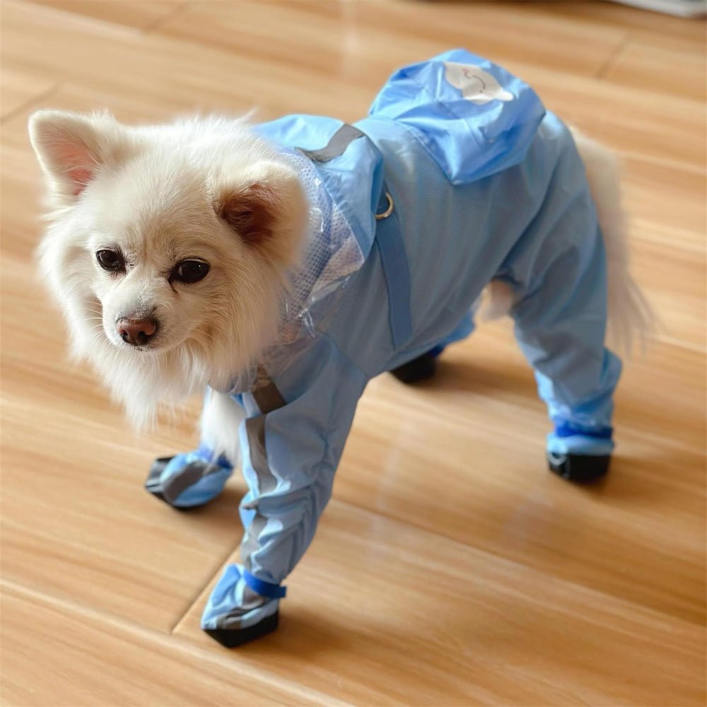 Yeduzyn lightweight raincoat with leash-hole enables easy harness attachment.